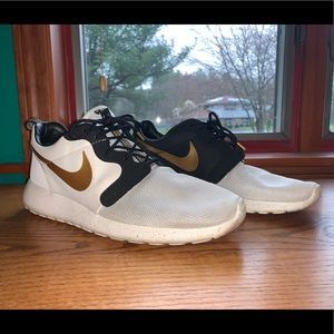 Nike Roshe Run “Gold Trophy” Sneaker